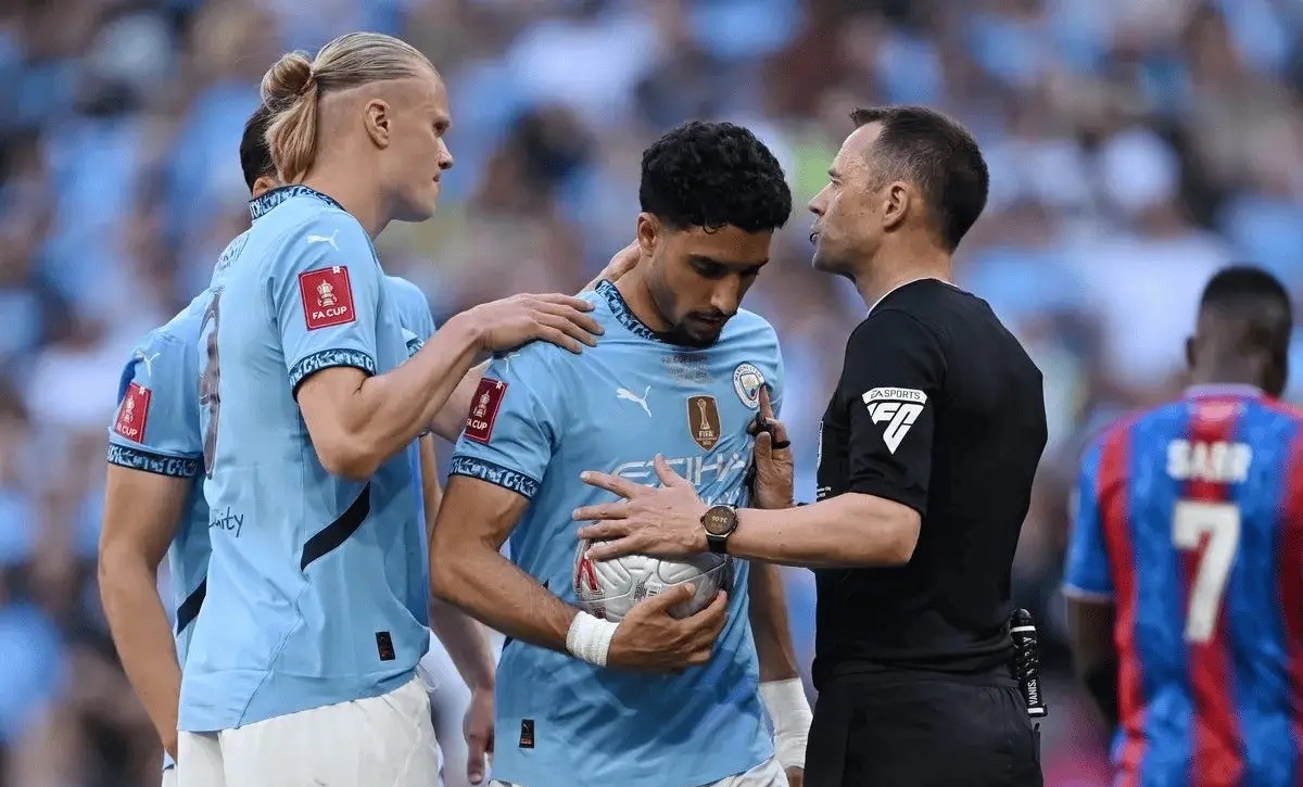 英雄-关于欧超杯倒计时，费耶诺德国际比赛日门线救险，细节引发关注，媒体盛赞，细节决定成败的信息